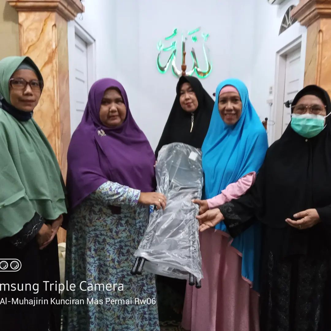 Masjlis Ta’lim Terima Waqaf Kursi dari Jama’ah Pengajian.