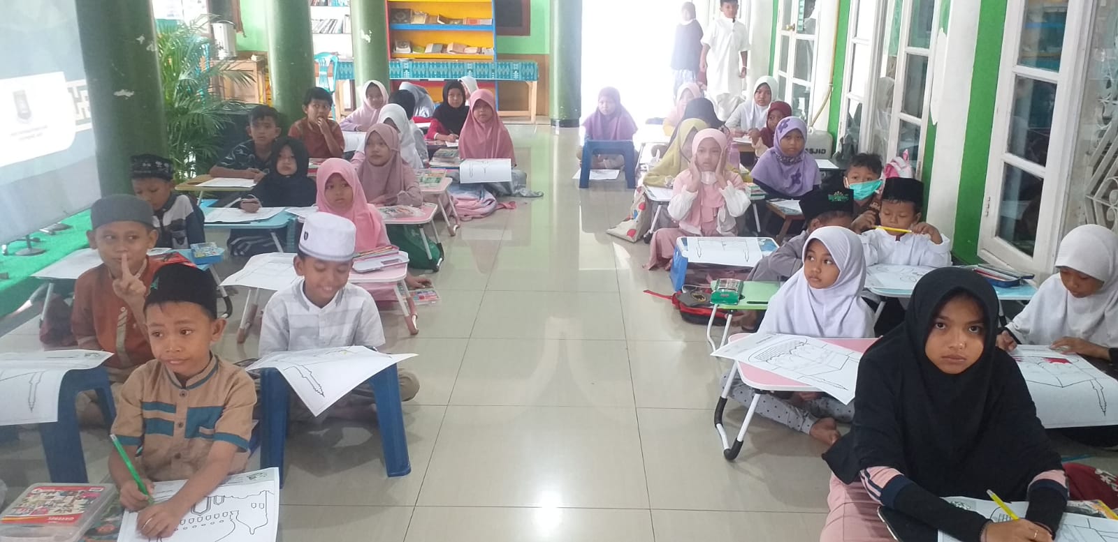 Puluhan Anak TK dan SD Ramaikan Lomba Mewarnai di Festival Maulid.