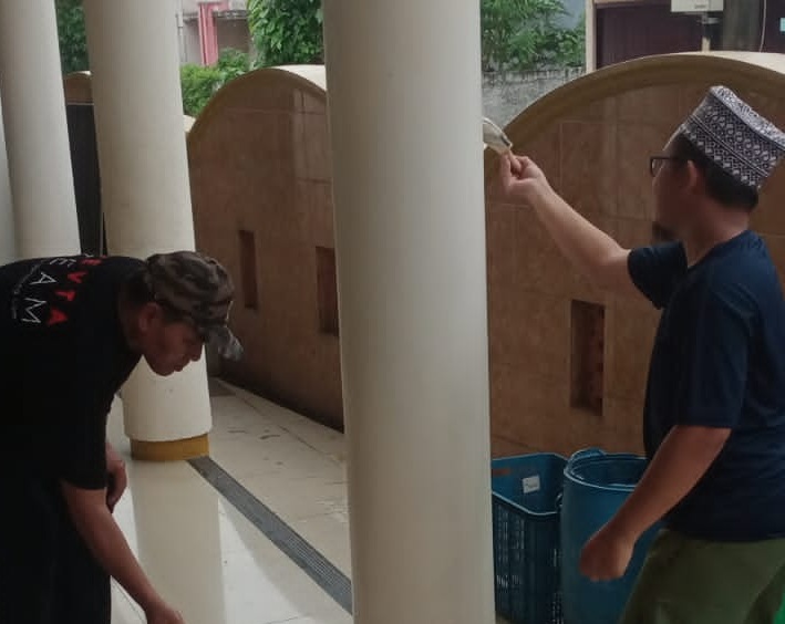 Menyambut Bulan Ramadhan, DKM Bersihkan dan Cat Ulang Masjid