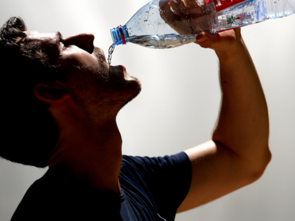Mengapa Tidak Baik Minum Sambil Berdiri?
