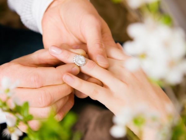 Hukum Melamar Wanita Pinangan Lelaki Lain