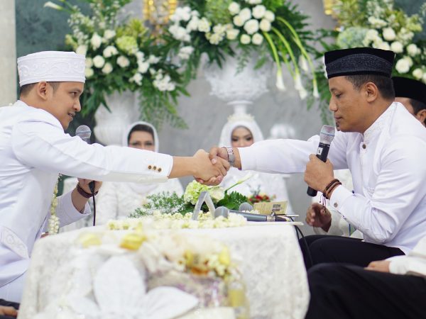 Mau Menikah Tapi Belum Mampu Sewa Gedung, Bagaimana Hukumnya?