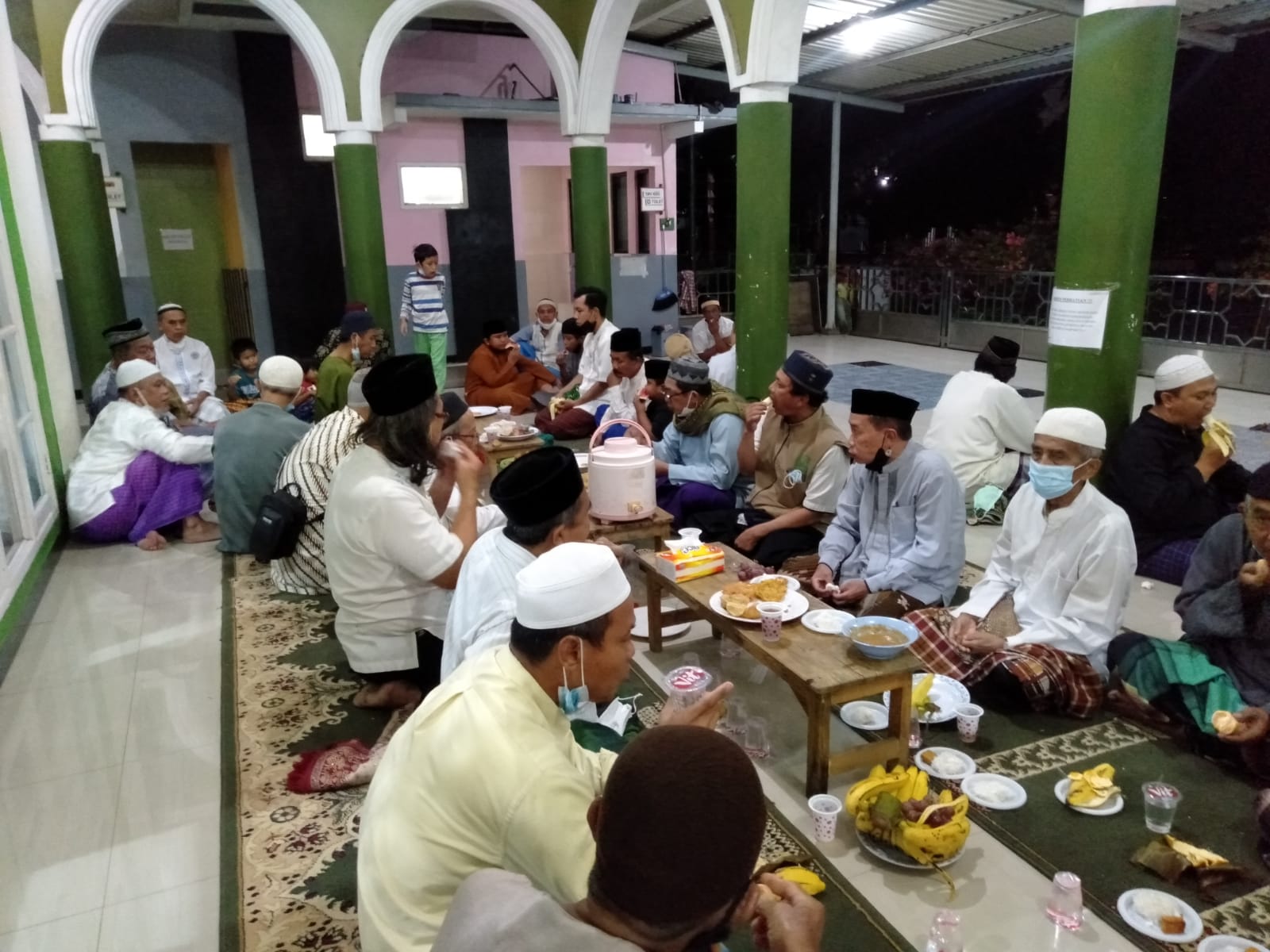 Undang Pengurus RW dan Tokoh Masyarakat, DKM Adakan Halal Bihalal.